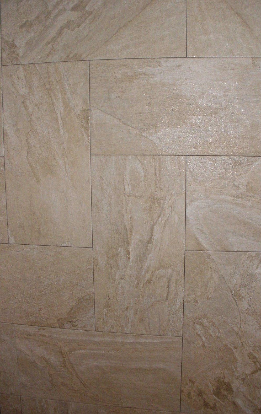 Un primer plano de un suelo de baldosas con textura de mármol.