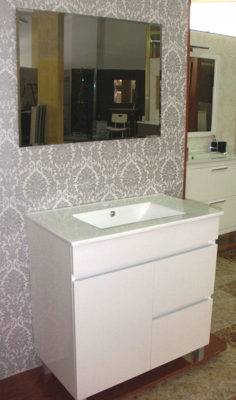 Un baño con lavabo y espejo en la pared.