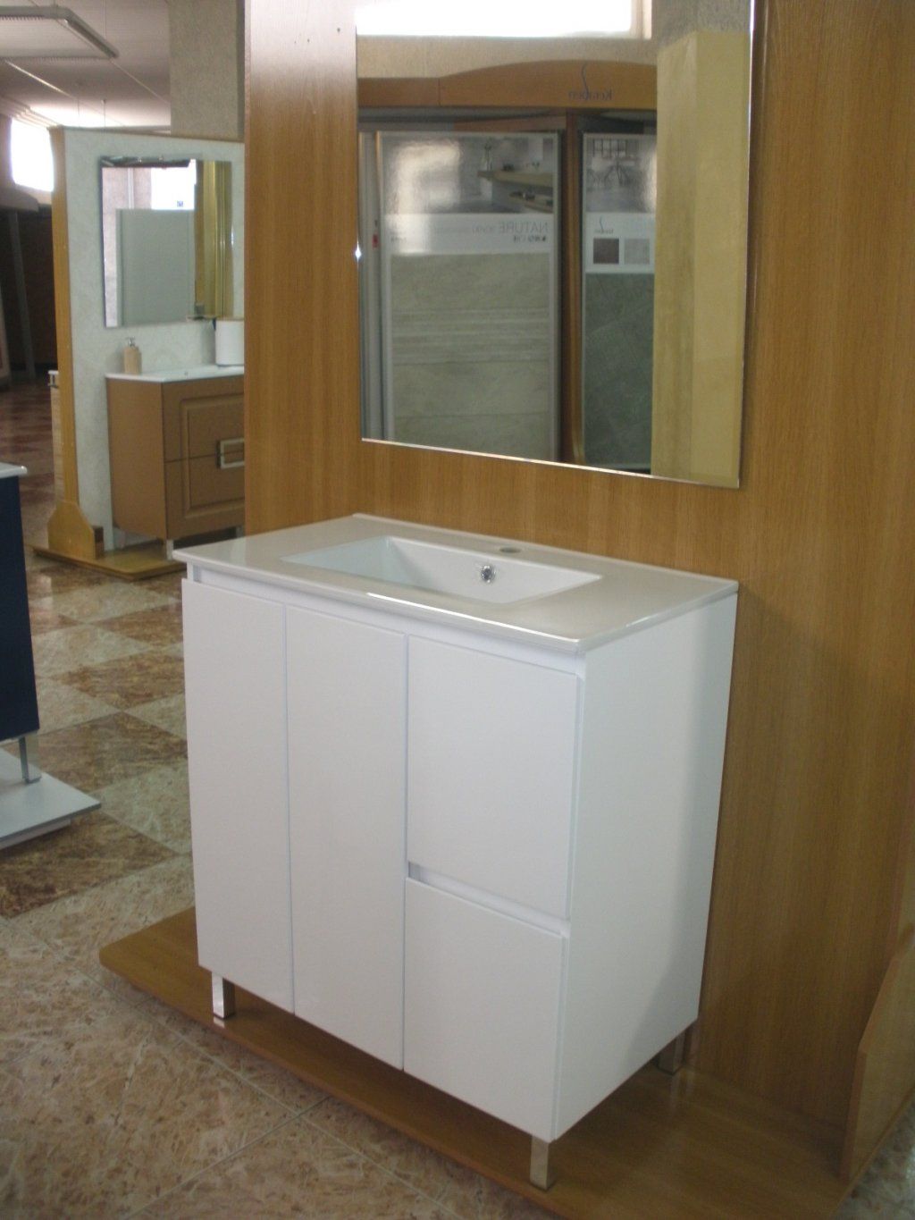 Un tocador de baño con lavabo y espejo.