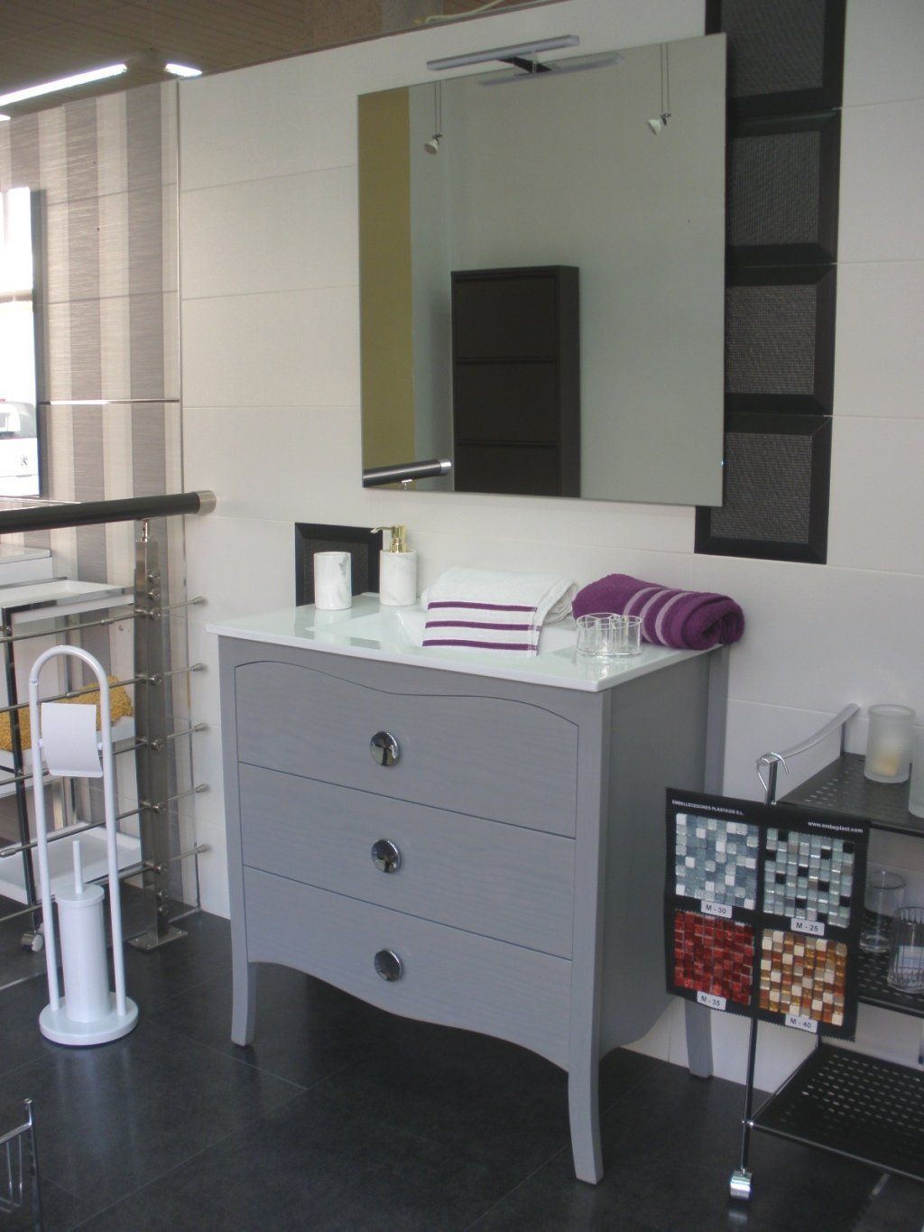 Un baño con tocador y espejo.