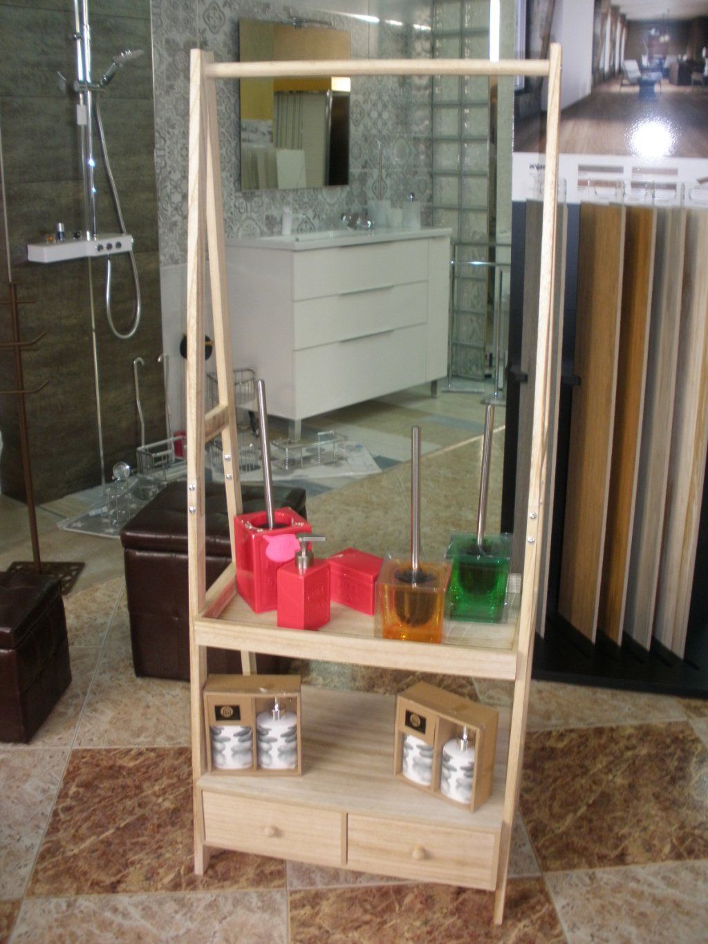 Un estante de madera con cepillos de baño en un baño.