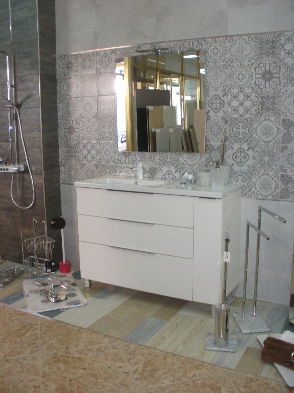 Un baño con un tocador blanco y un espejo.