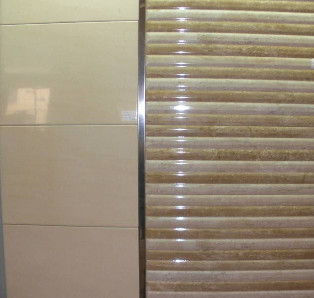 Un primer plano de una ventana con una persiana.