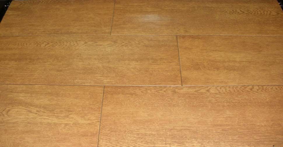 Un piso de madera con muchas baldosas.