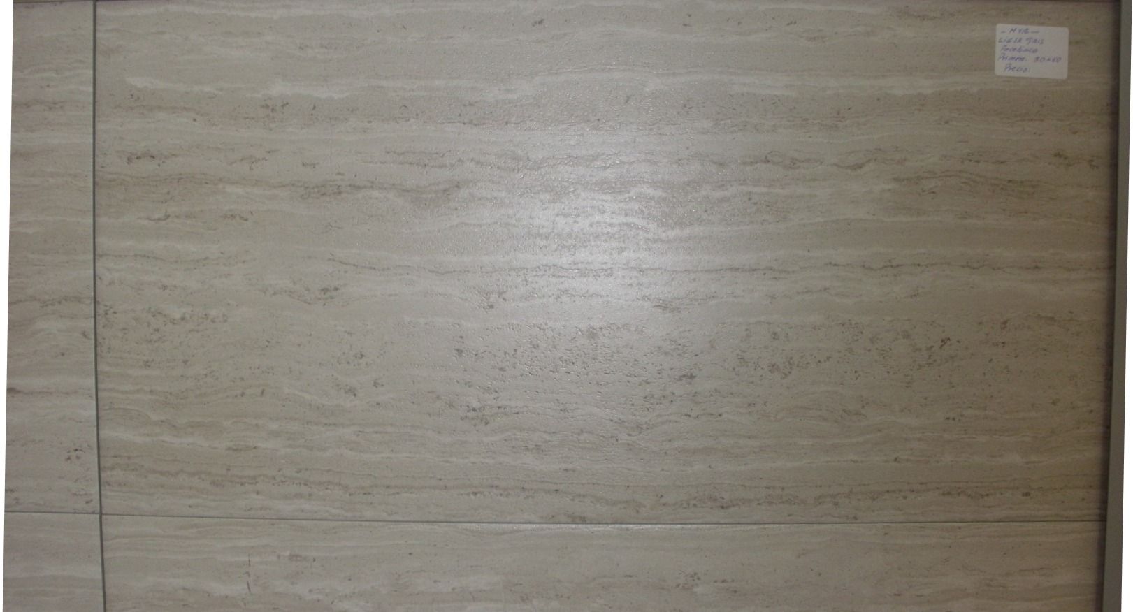 Un primer plano de un azulejo sobre un fondo blanco.