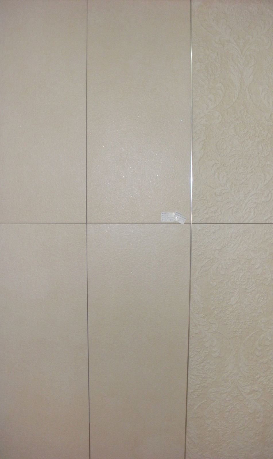 Un primer plano de una pared de azulejos con algunas líneas en ella.