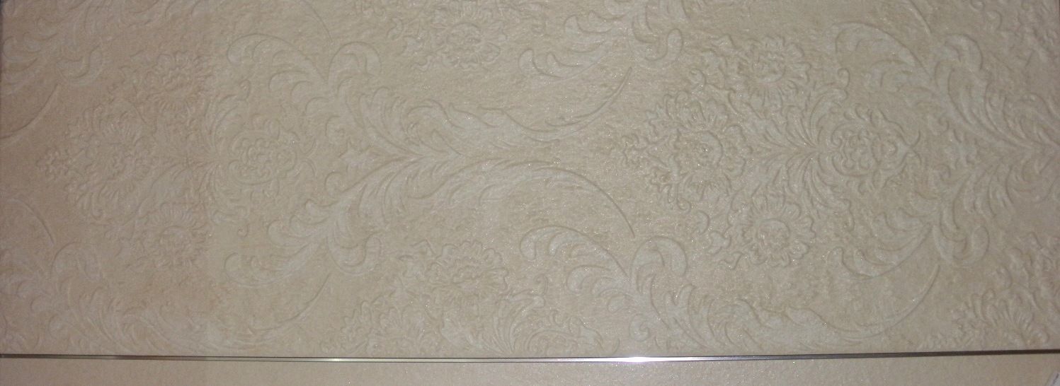 Un primer plano de una pared blanca con una moldura de metal.