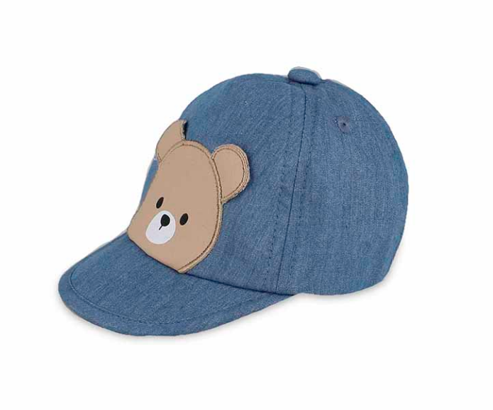 Un gorro y calcetines de bebé con un osito de peluche.