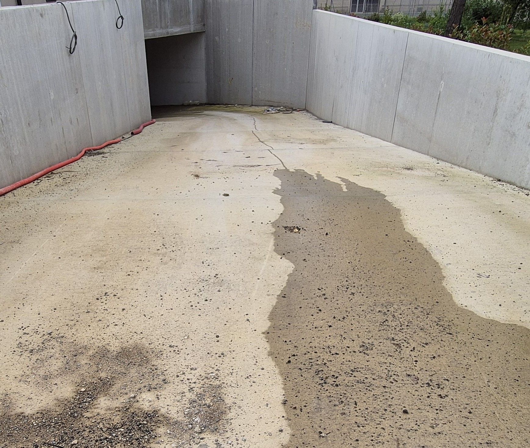 Nettoyage haute pression d'accès de parking avant travaux.