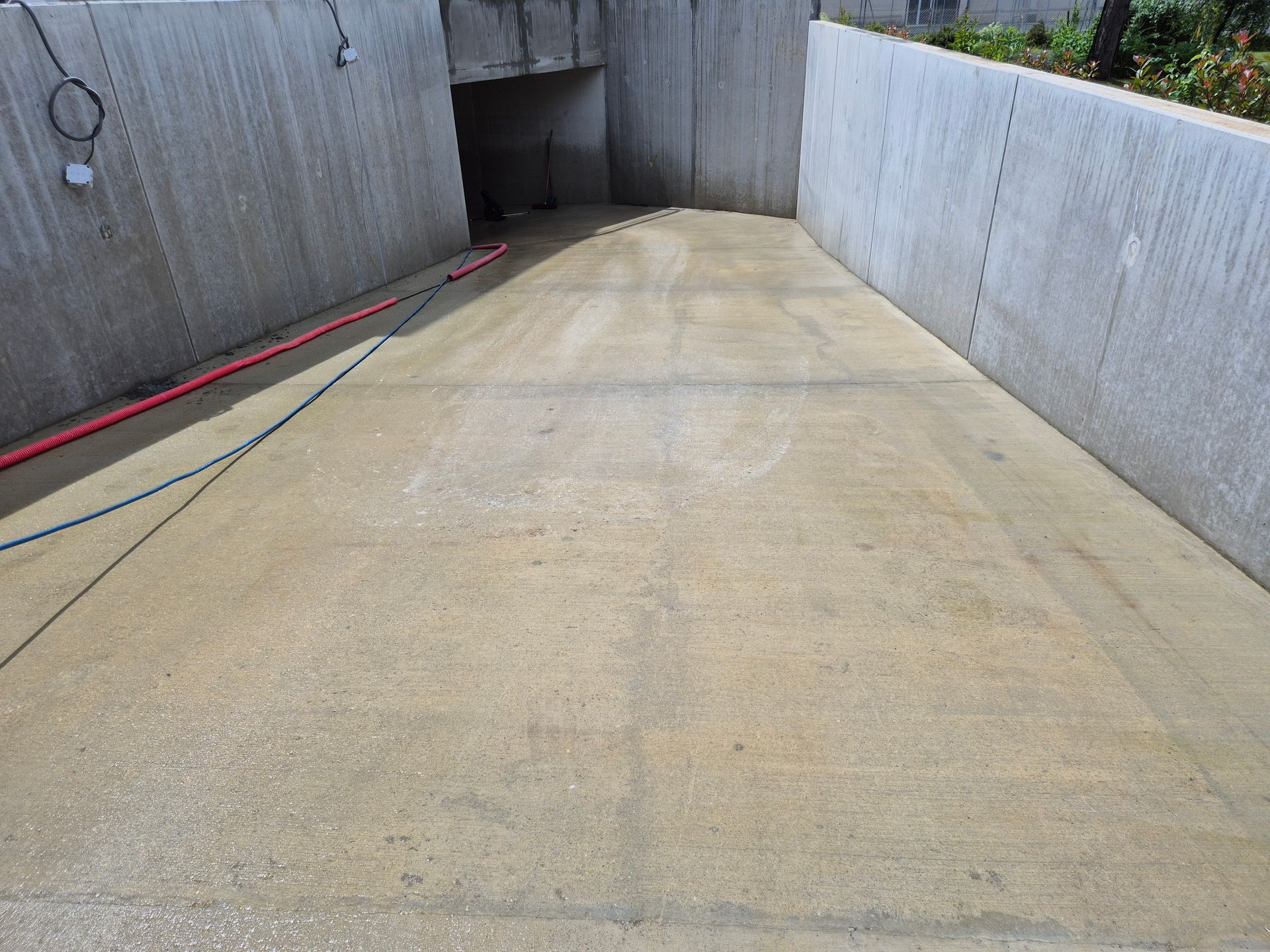 Nettoyage haute pression d'accès de parking après travaux.