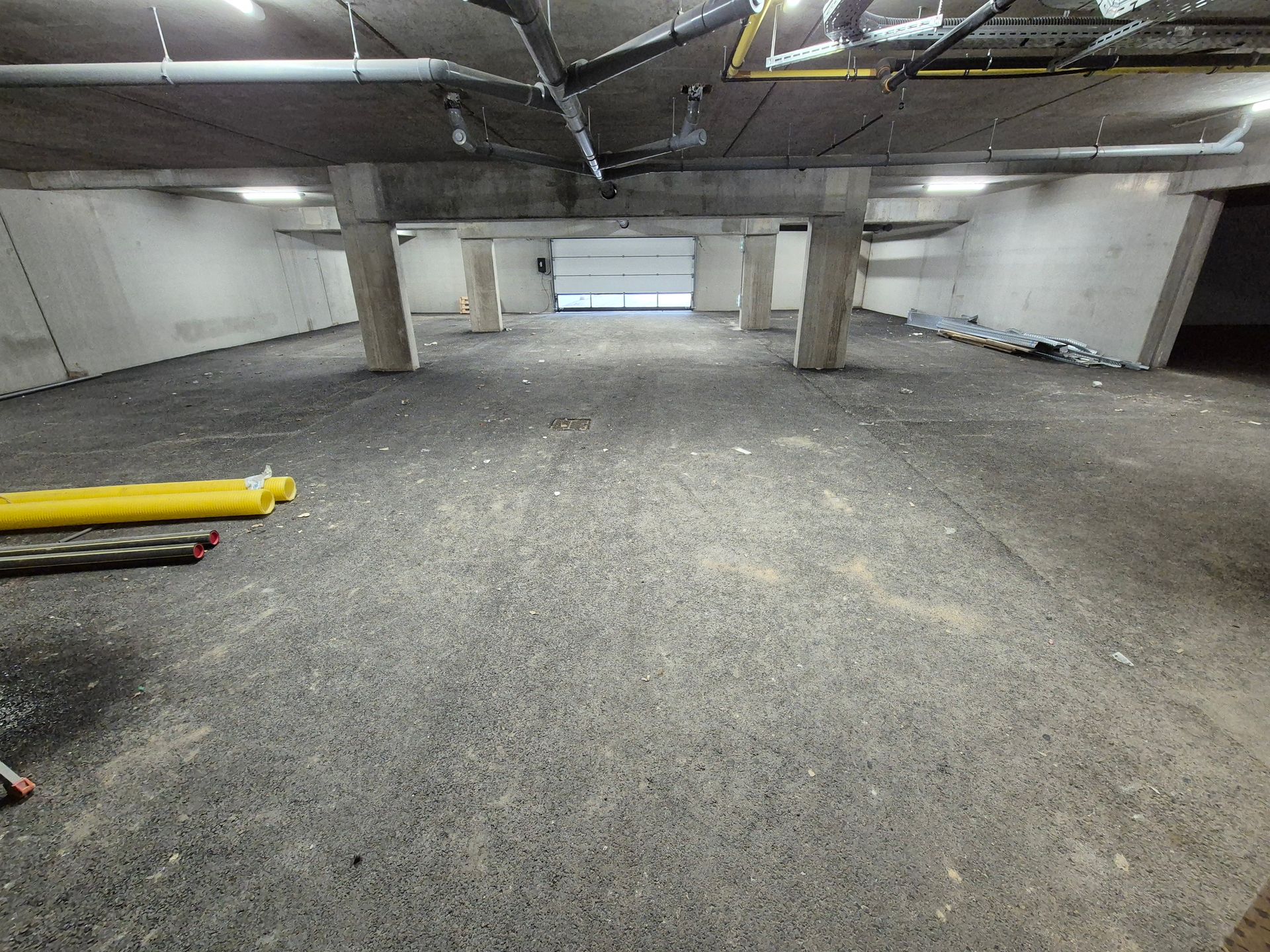 Nettoyage haute pression de parking avant travaux.