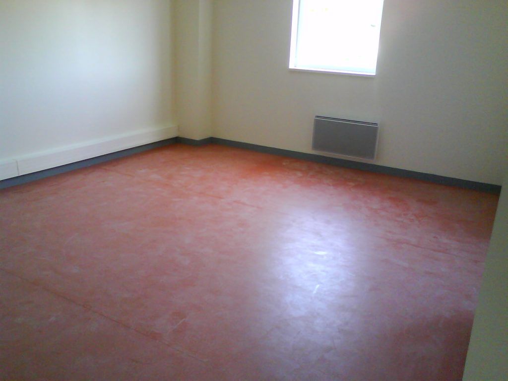 Sol en lino recouvert de saleté