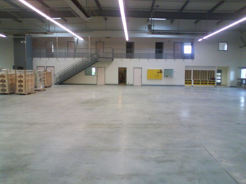 Un espace de stockage avec sol nettoyé