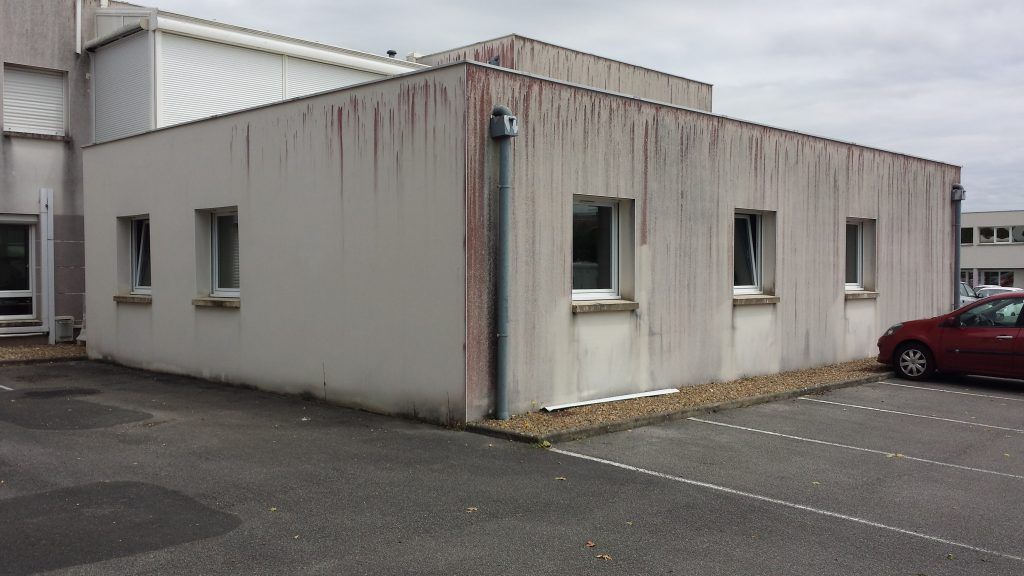 Bâtiment avec façade nécessitant un nettoyage