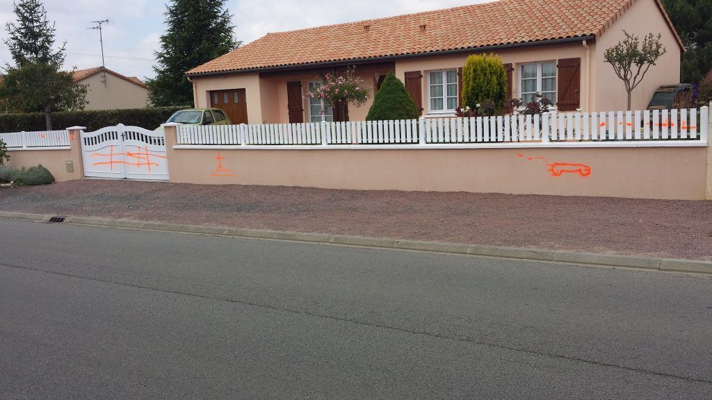 Maison couleur saumon avec muret taggé