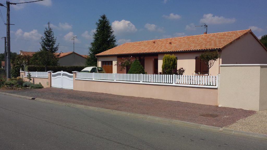 Maison couleur saumon avec muret nettoyé