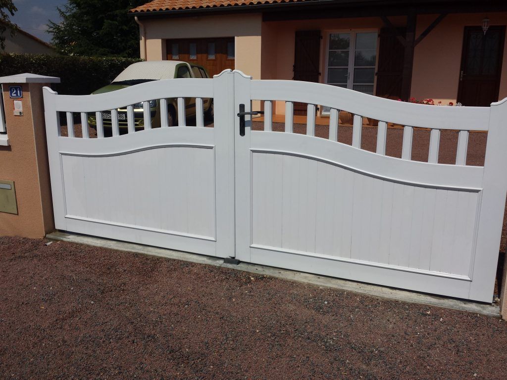 Portail blanc sans graffiti