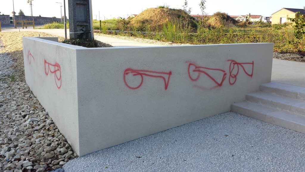 Mur avec des graffitis