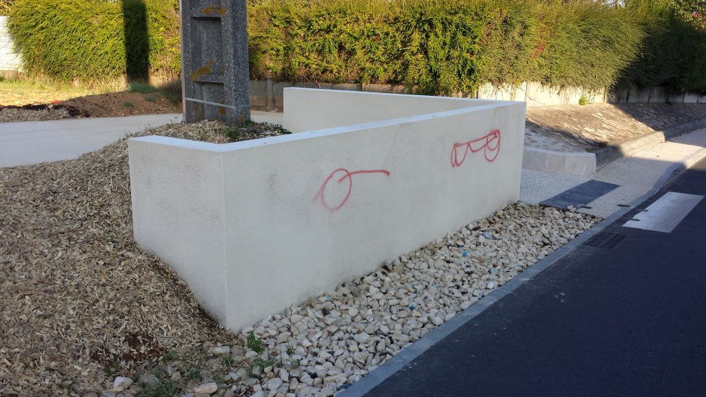 Petit muret avec tag