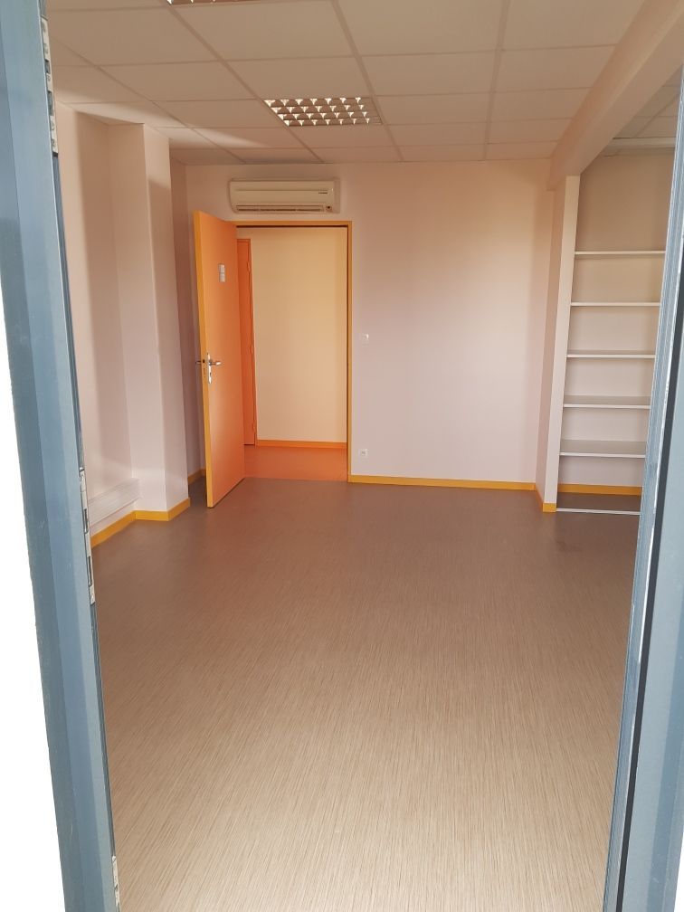 Une pièce vide avec une porte ouverte