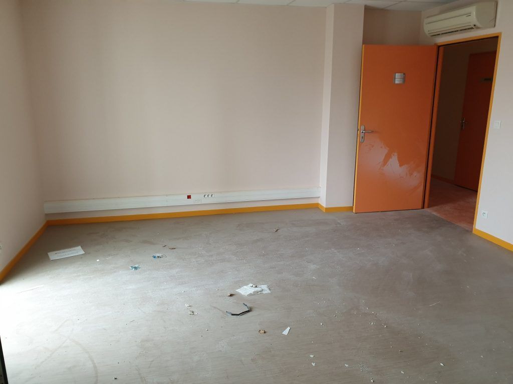 Une pièce vide avec une porte orange