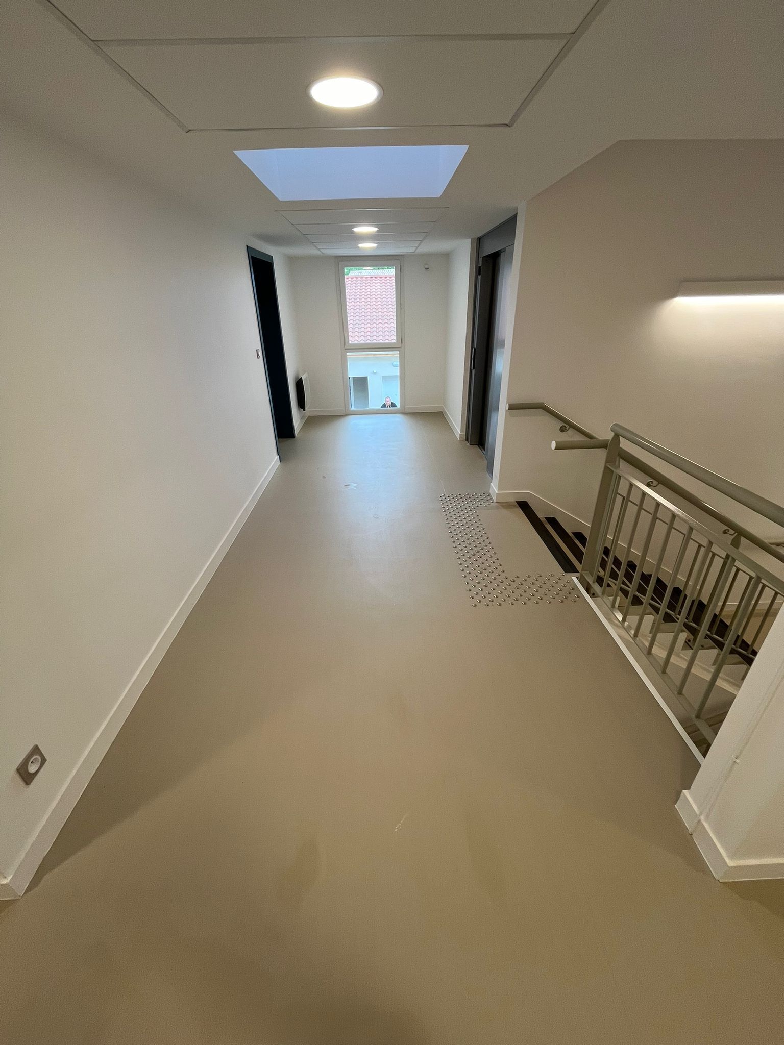 Nettoyage de sol de couloir après travaux.