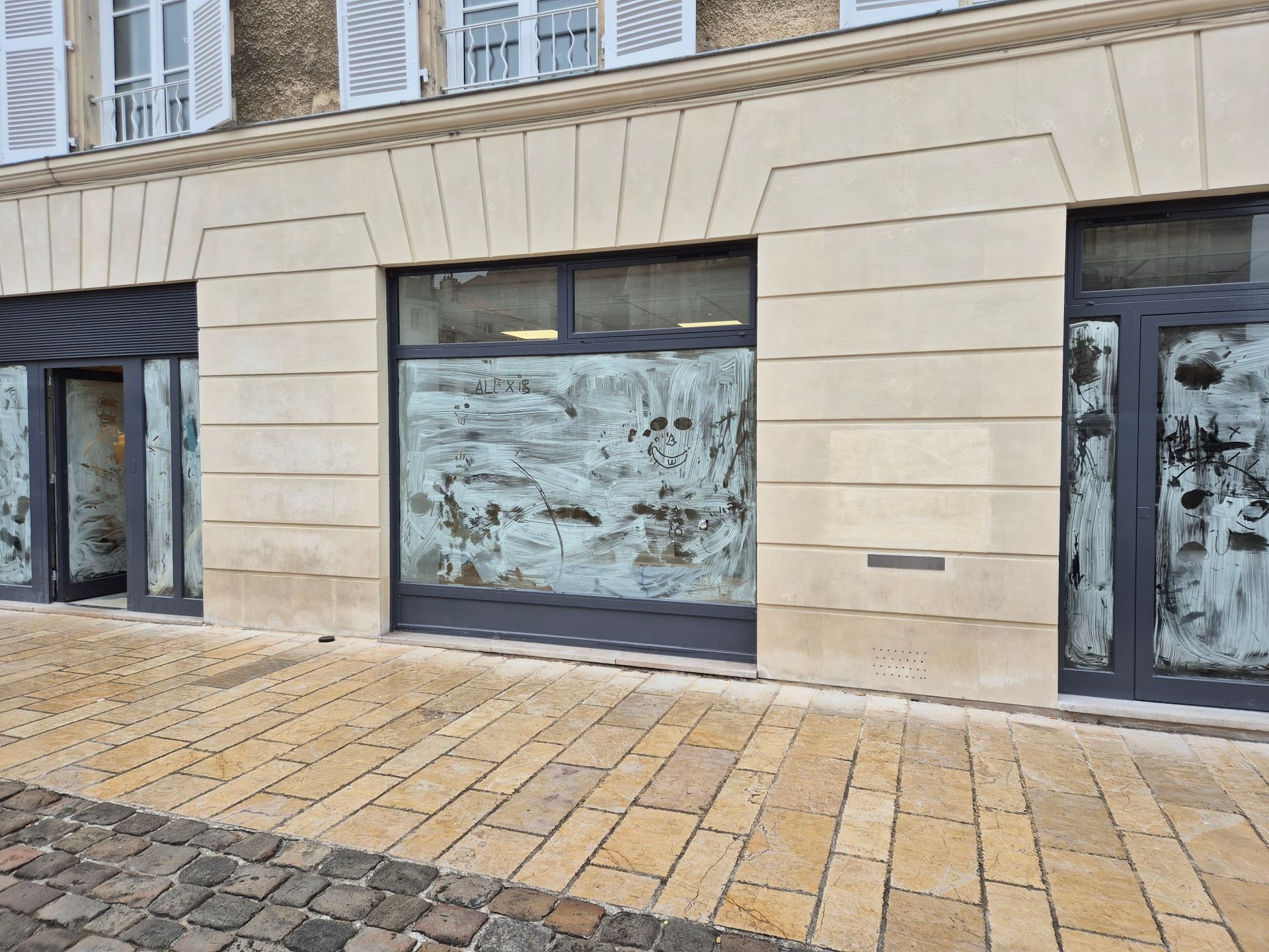 Nettoyage de vitrine avant travaux.