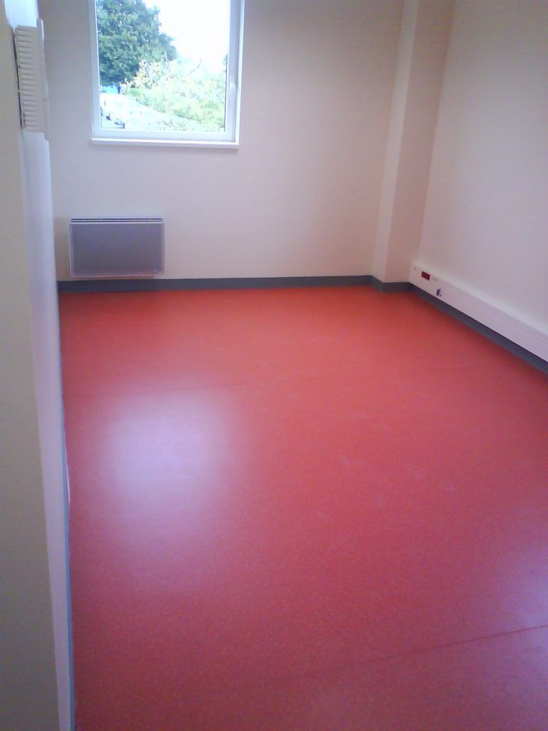 Sol en lino d'une pièce complètement nettoyé