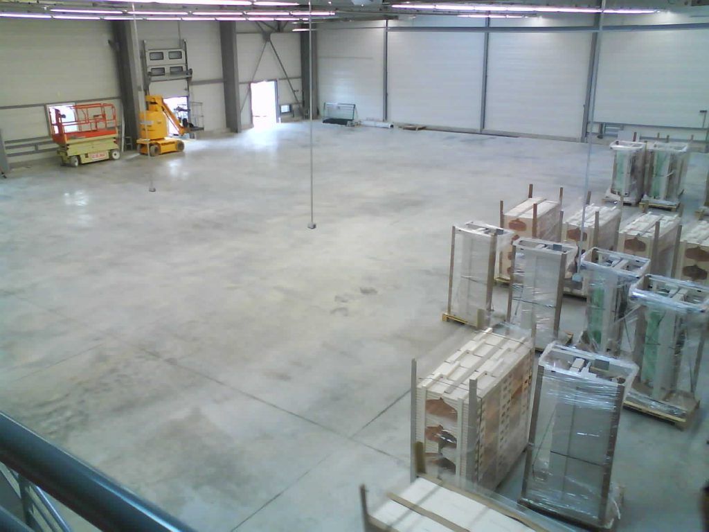 Sol à nettoyer dans un espace de stockage