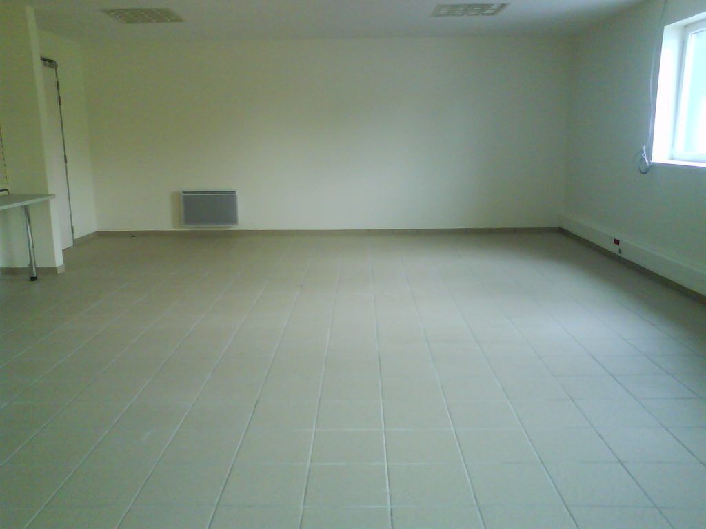 Pièce vide avec sol nettoyé