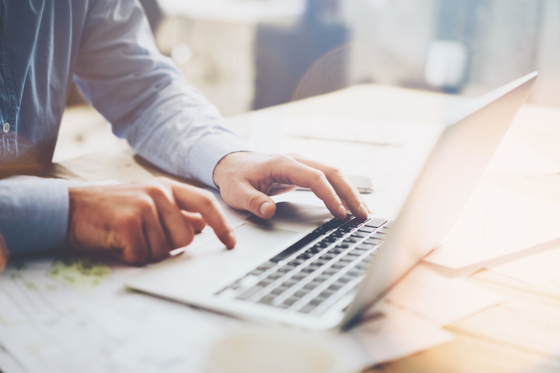 Mann kontaktiert Reinigung über seinen Laptop