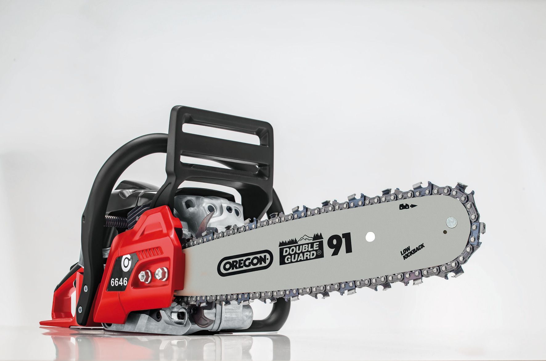 Eine rote Kettensäge mit der Nummer 91 auf der Kette