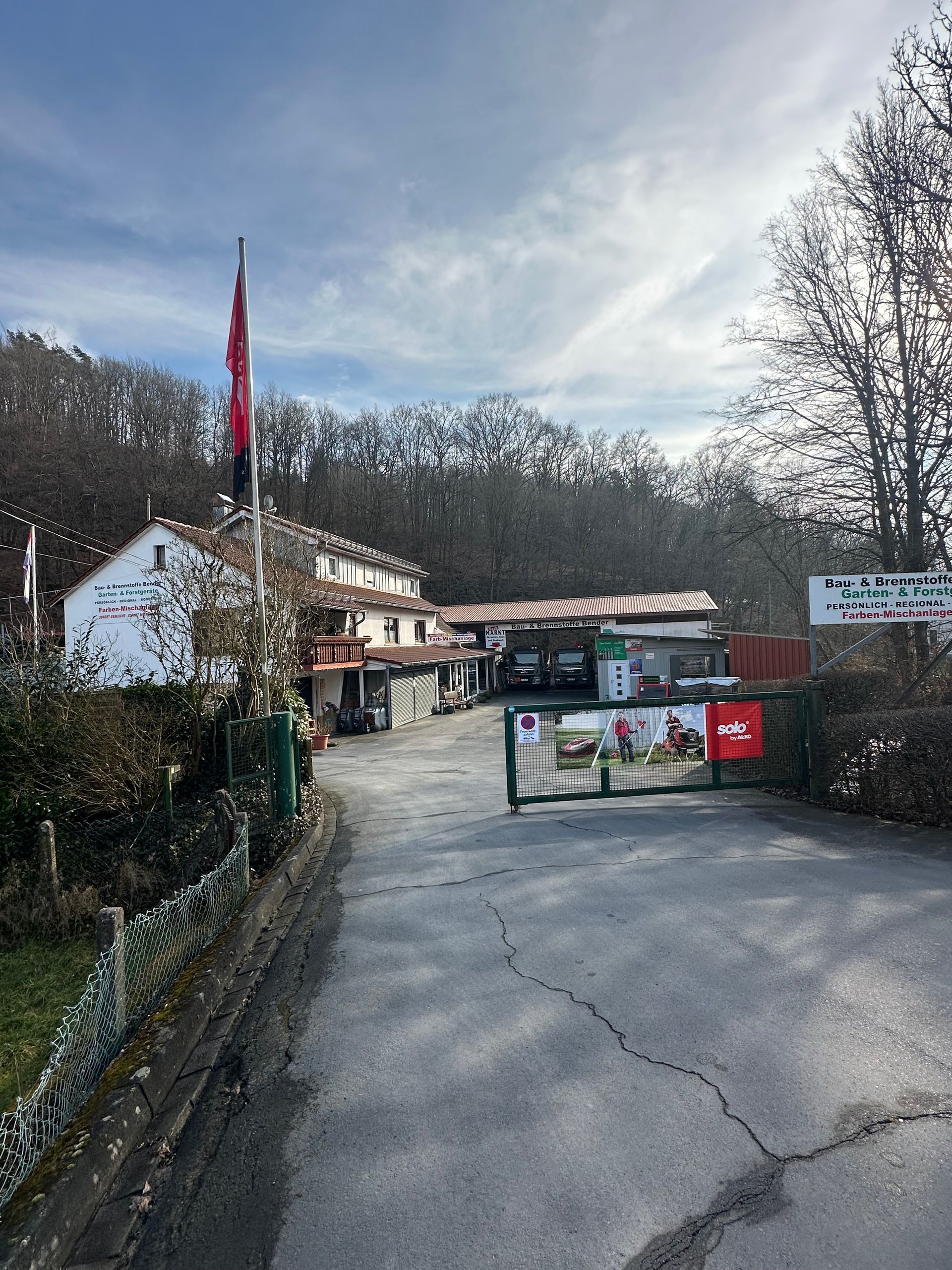 Eine Nahaufnahme von einem Stapel Schrauben in einer Schachtel. Bau- & Brennstoffe Bender