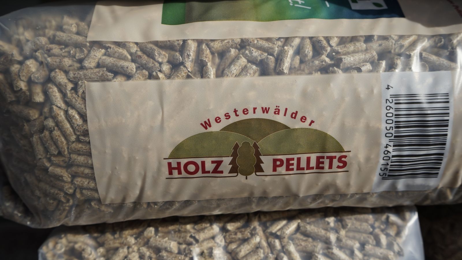 Eine Tüte Holzpellets liegt auf einem Tisch