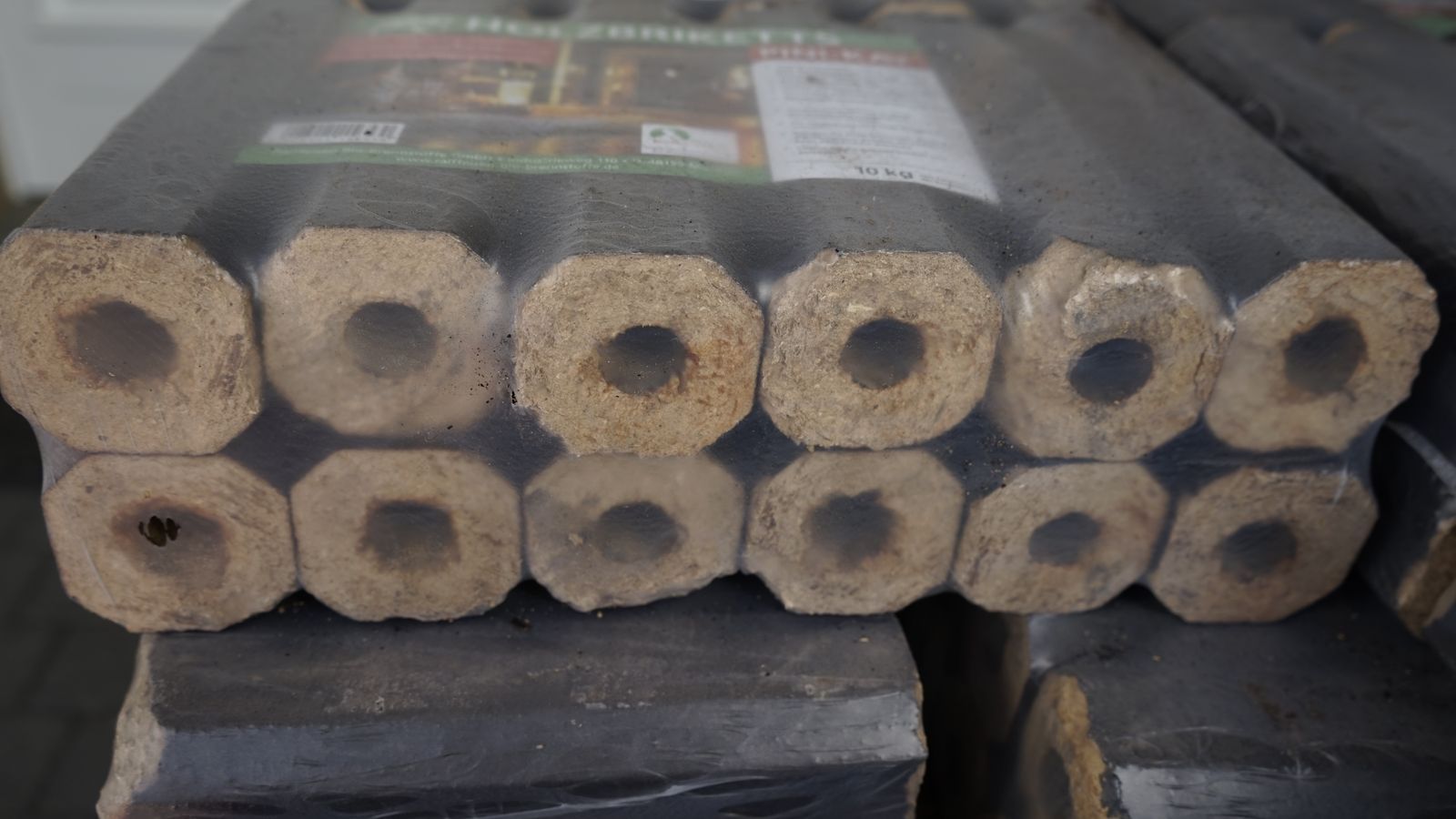 Ein Bündel Holzscheite, die auf einem Tisch übereinander gestapelt sind.