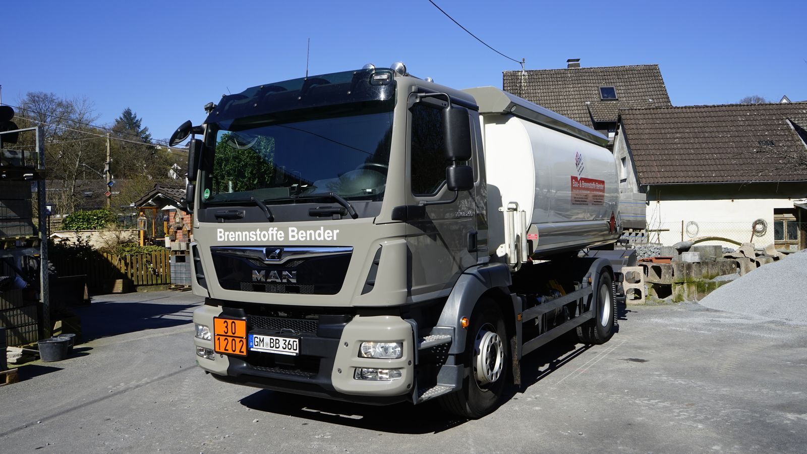 Ein MAN-Truck ist am Straßenrand geparkt.