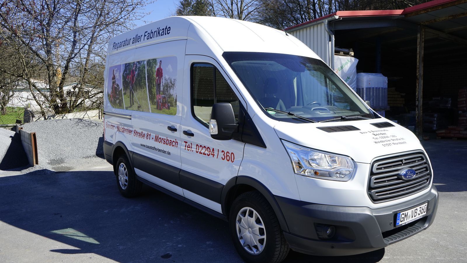 Ein weißer Lieferwagen steht vor einem Gebäude.