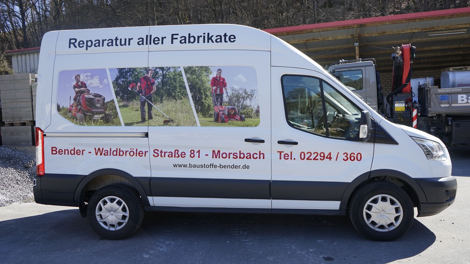 Ein weißer Lieferwagen steht am Straßenrand