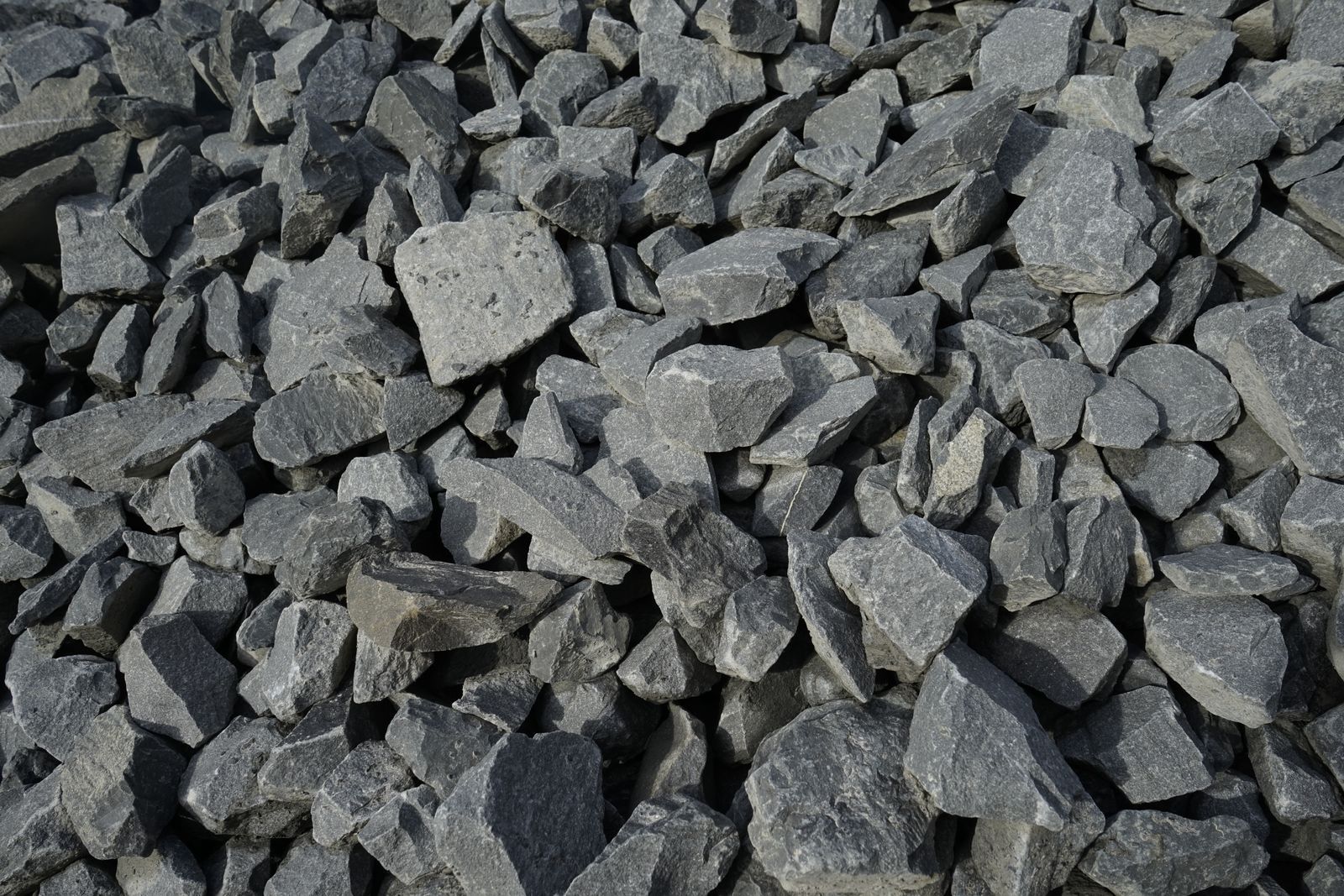 Auf dem Boden liegt ein Steinhaufen.