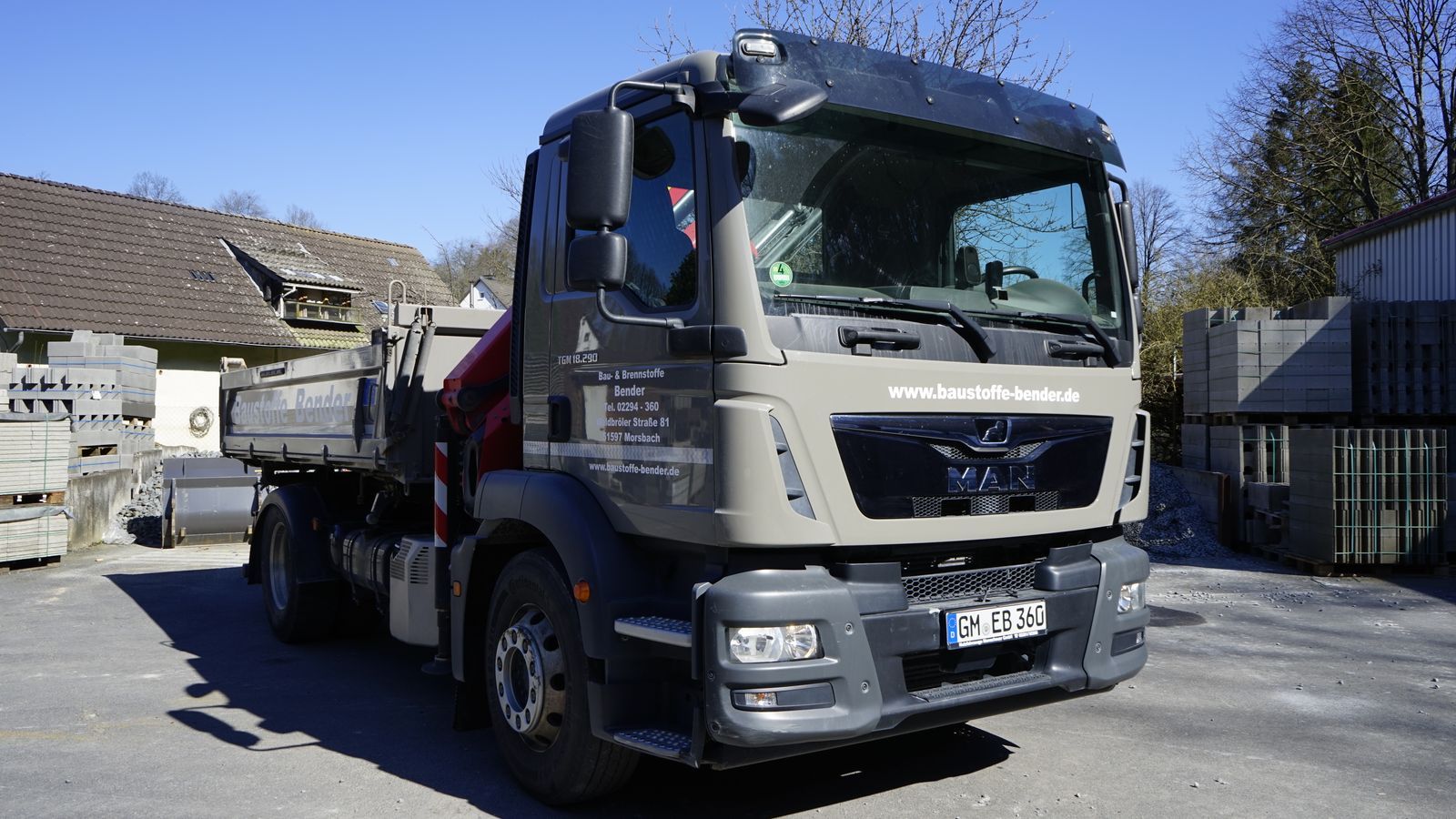 Ein MAN-Truck steht auf einem Parkplatz.