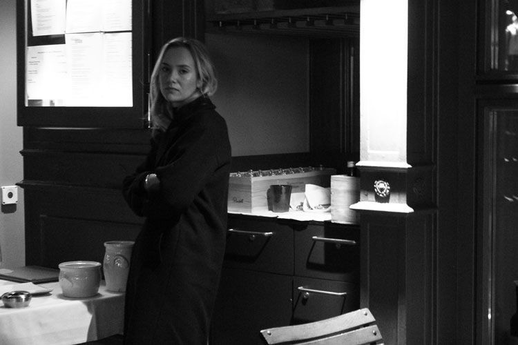 Jeune femme au manteau,2024