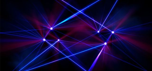 Des traînées lumineuses abstraites bleu néon et magenta se croisent sur un fond sombre.