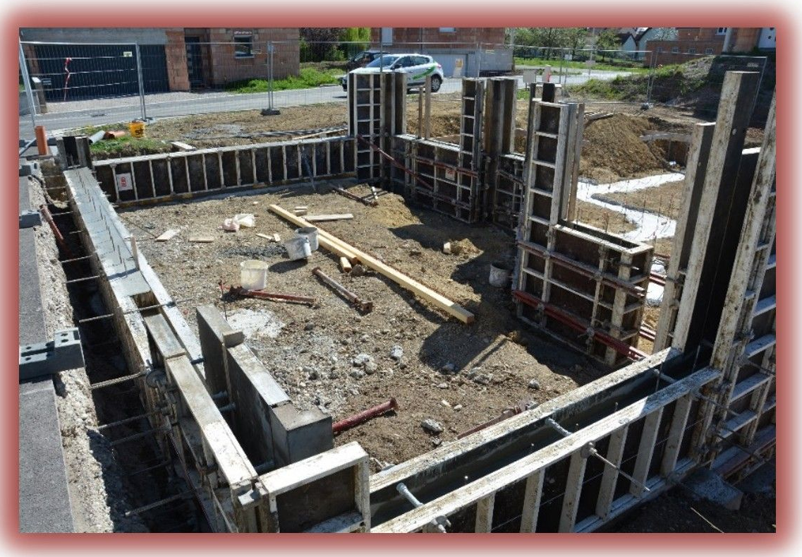 Chantier de construction : coffrages pour murs de fondation en béton.