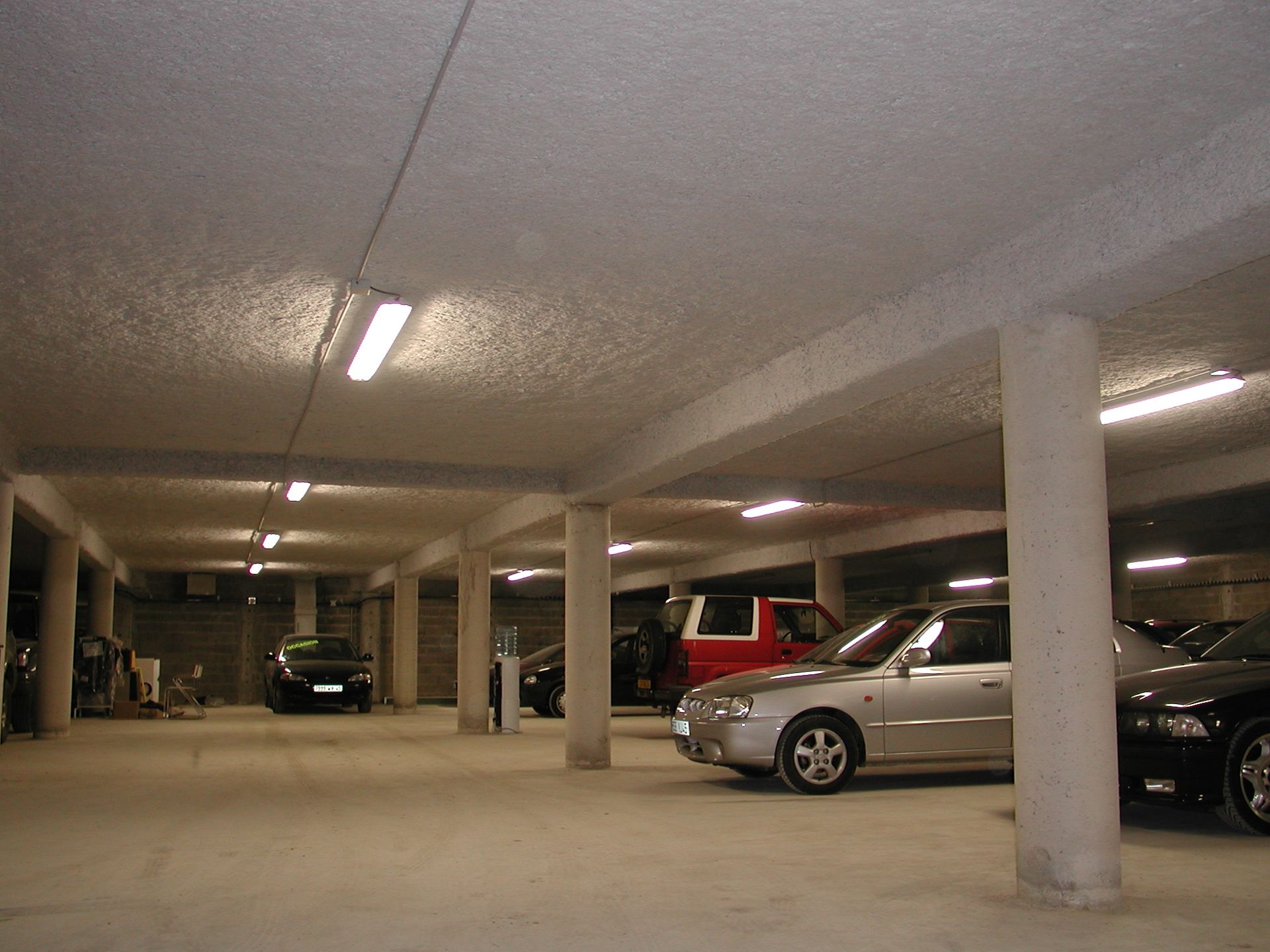 Photo de l'éclairage d'un parking souterrain
