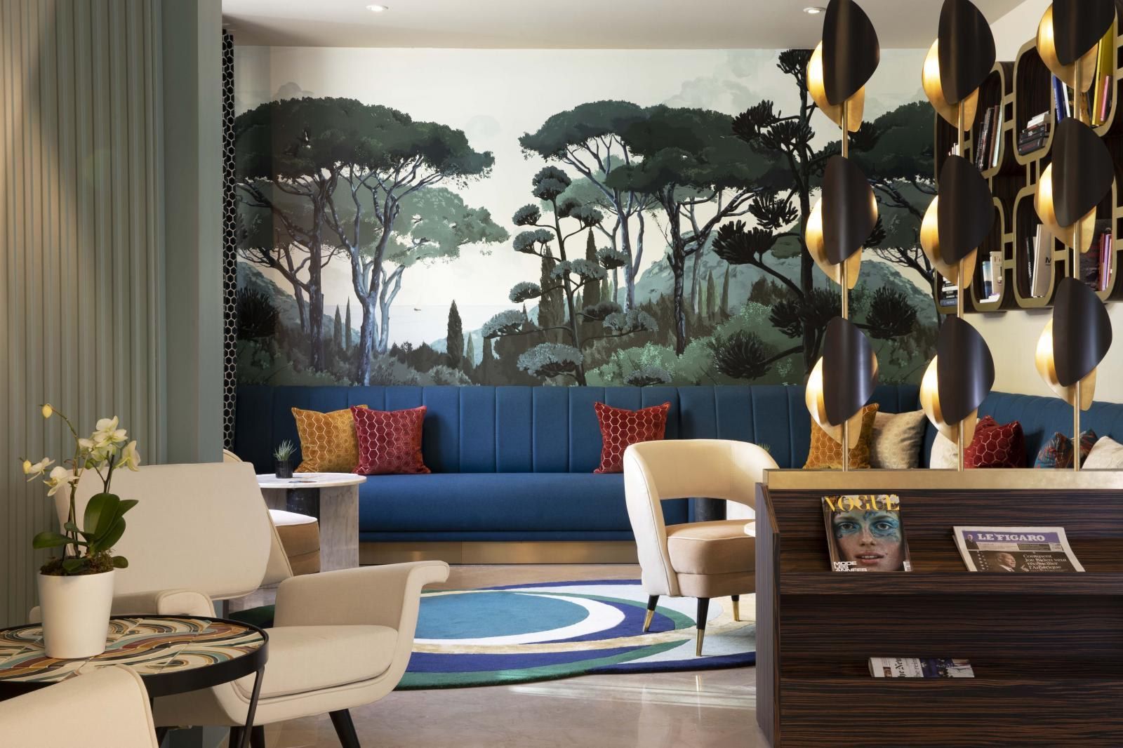 Ein Wohnzimmer mit einer blauen Couch und weissen Stühlen