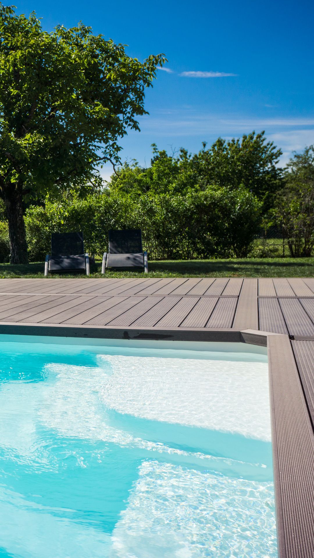 Piscine avec tour de piscine en bois