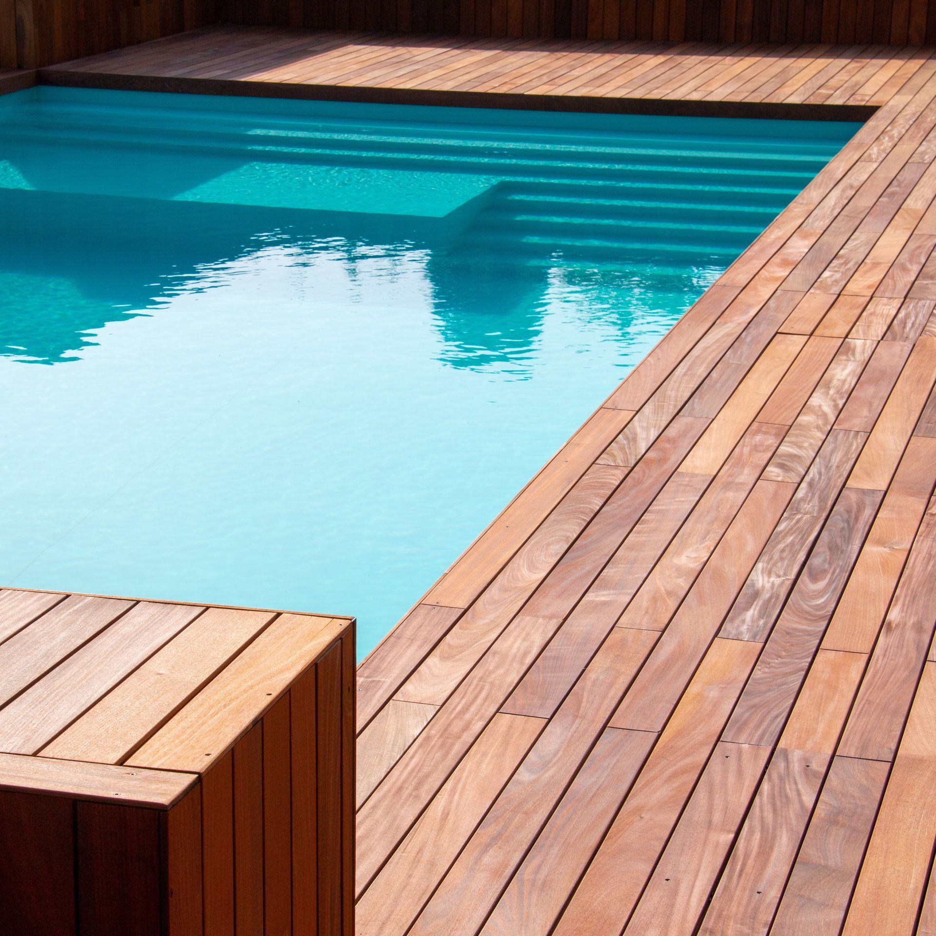 Piscine avec terrasse en bois