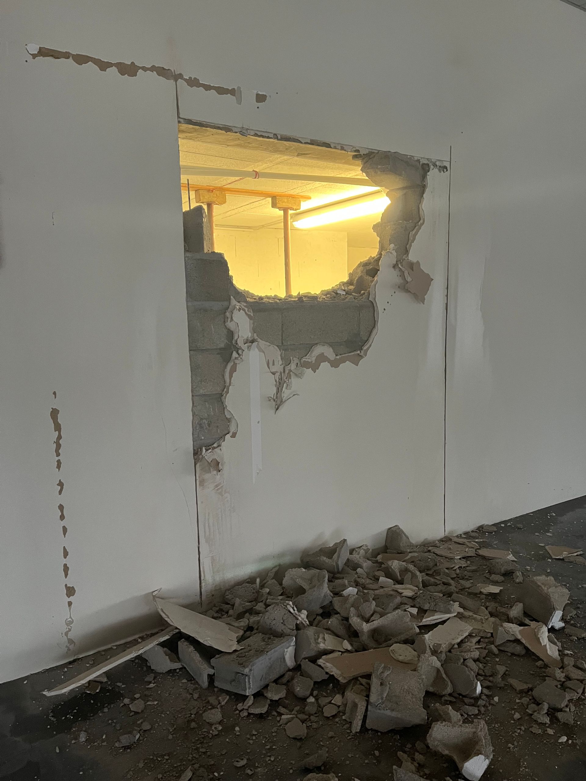 Création d'ouverture dans le mur avec étais