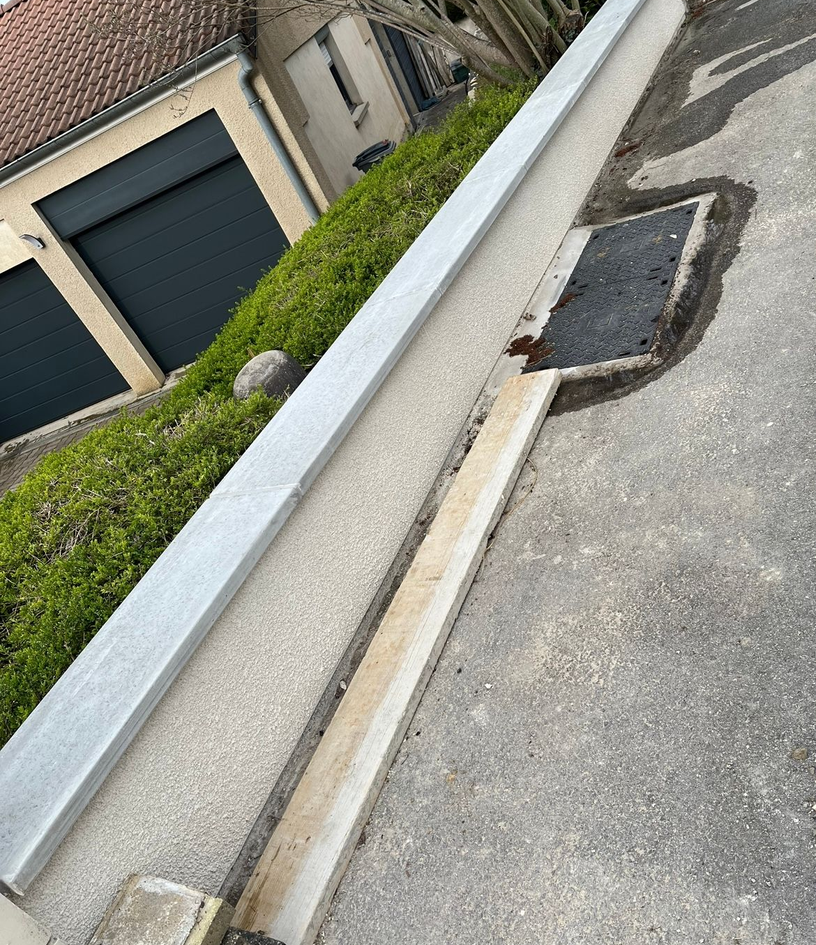 Muret de clôture avec clôture en fer dessus