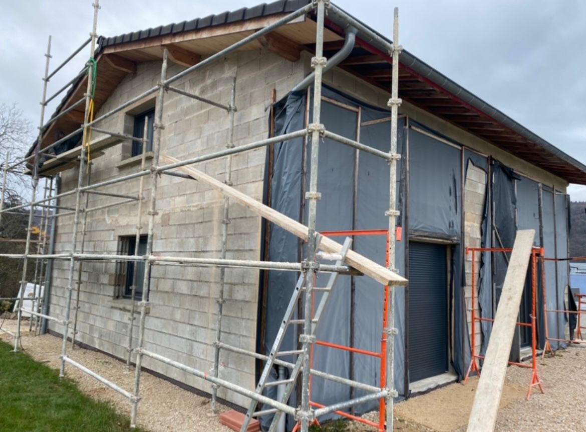 Échafaudage devant une façade pour réparer les fissures